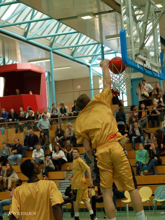 Richard dunking, Dennis Schröder at the front left and Daniel Theis in the centre